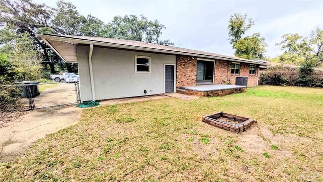 Building Photo - 5912 Sarah Dr