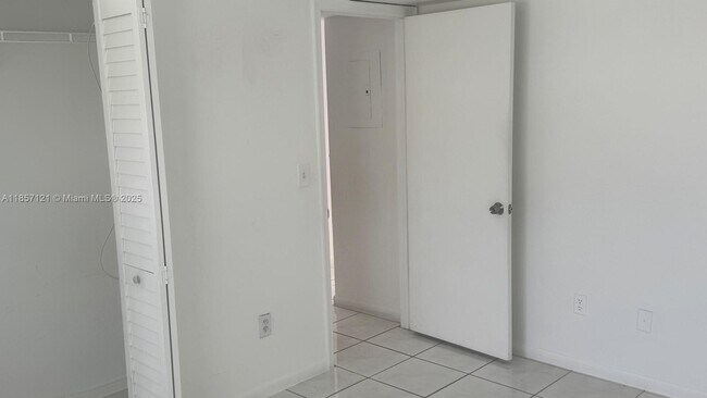 Building Photo - 2715 W 66th St