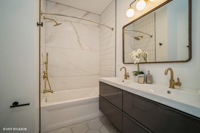 Building Photo - 1100 S Western Ave