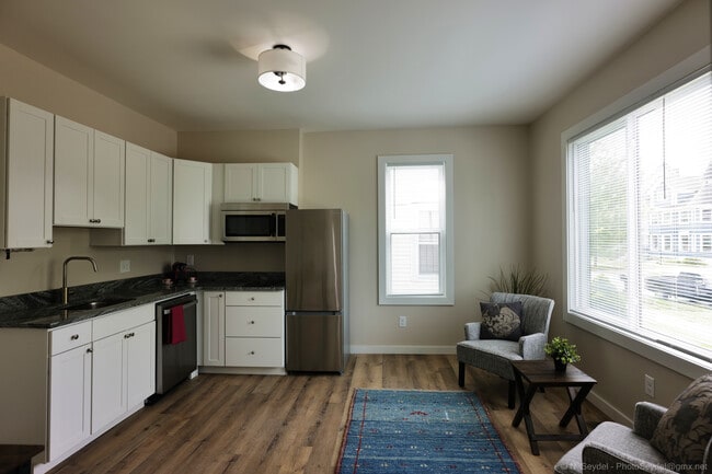 Building Photo - 266 King St