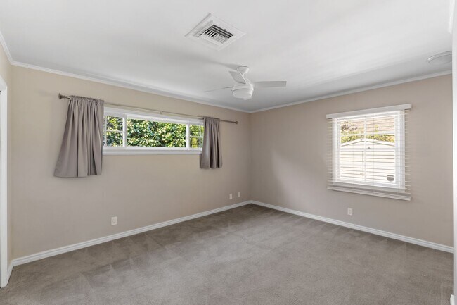Building Photo - Single-story 3+3 in Woodland Hills w/appli...