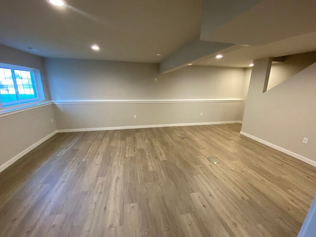 Building Photo - 4 bed, 3.5 Bath Single Family Home (Middle...