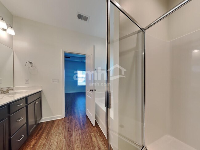 Building Photo - 530 Lateleaf Dr