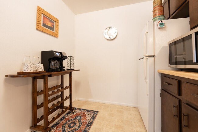 Building Photo - Executive Rental **Stylish & Fully Furnished 2-Bedroom in the Heart of Farmington – Flexible Leas...