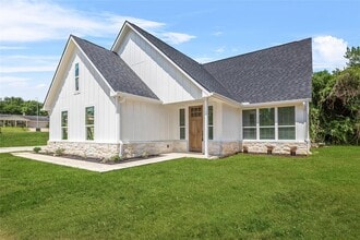 Building Photo - 2398 Valley Dr