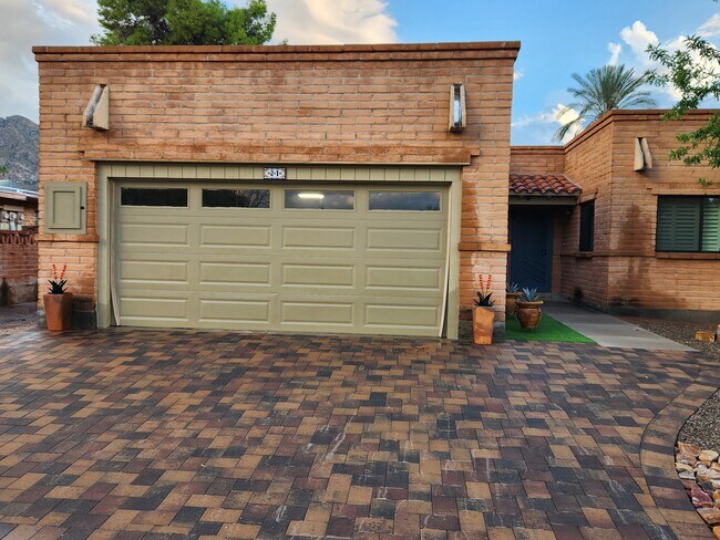 Primary Photo - 21 W Roma Dr