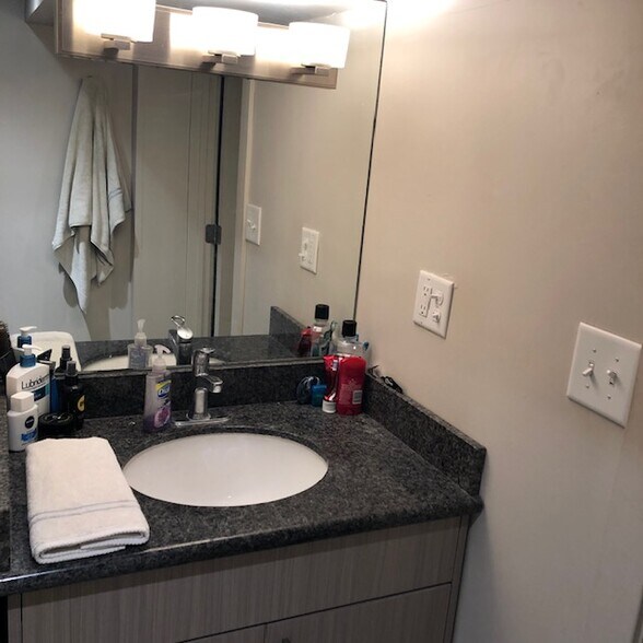 Building Photo - 931 S Laflin St