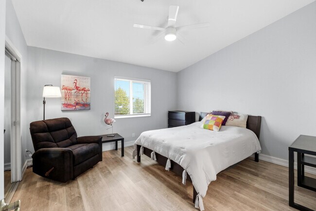 Building Photo - 2445 NE 14th St