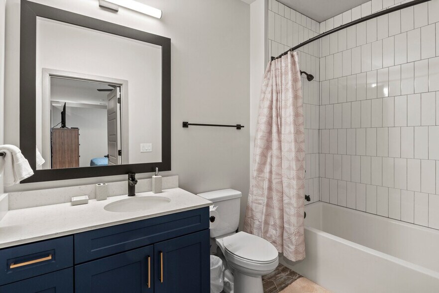 Building Photo - 2026 Clifton Ave