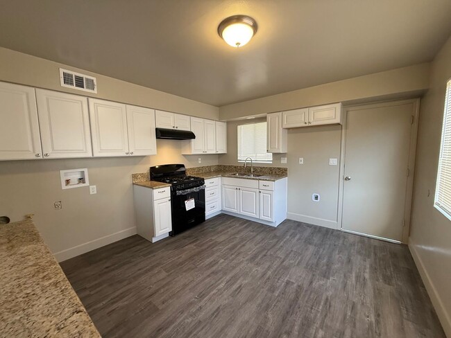 Building Photo - 511 San Emidio St