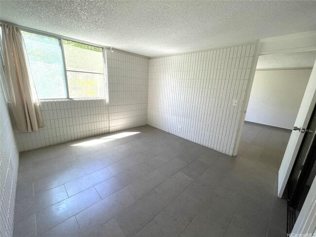 Building Photo - Spacious 3 Bed / 2 Bath – Nuuanu Park Plac...