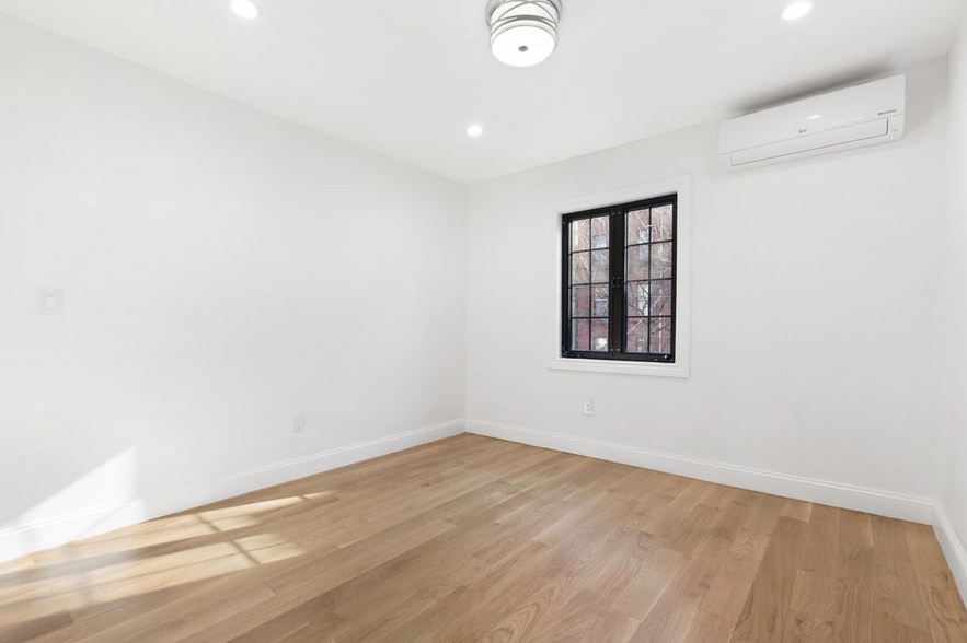 Building Photo - 602 Lexington Ave