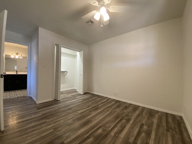 Building Photo - 713 N Dallas Ave