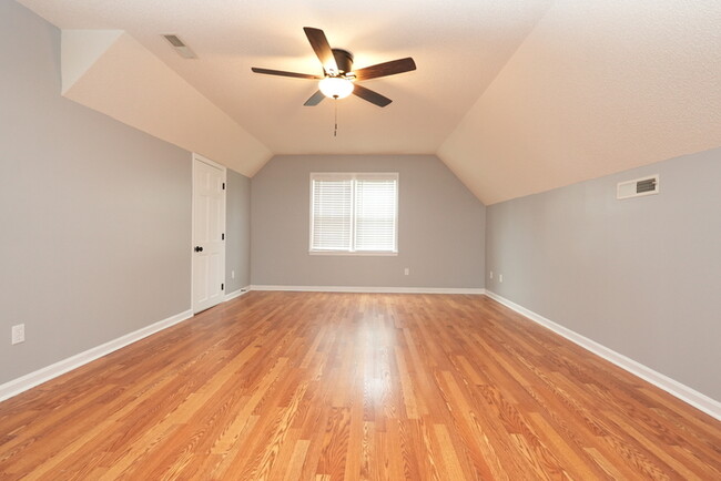 Building Photo - Charming 3-Bedroom, 2-Bathroom Home Perfec...