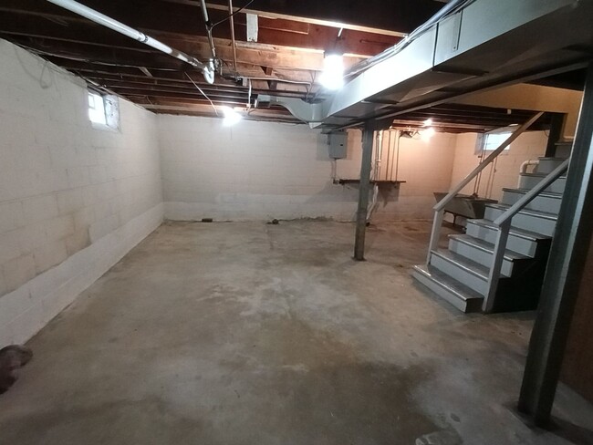 Building Photo - 3 bedroom 1 bathroom on the Westside NOW A...