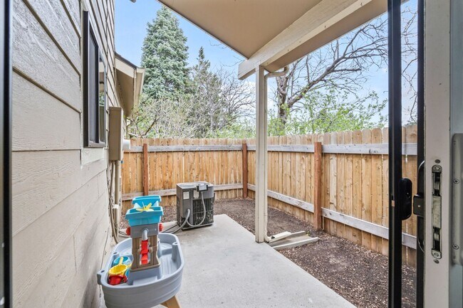 Building Photo - Spacious 3 Bedroom Townhouse-Style Condo N...