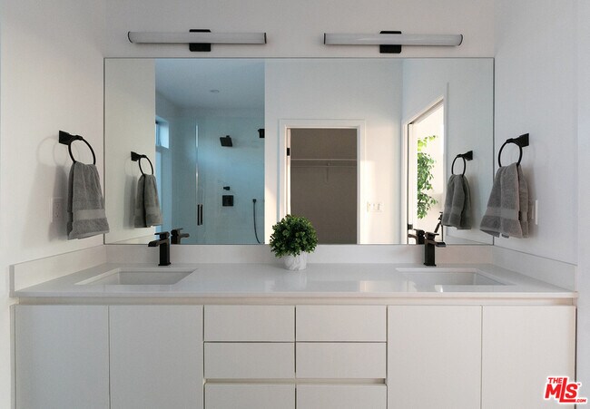 Building Photo - 423 1/2 S Wilton Pl