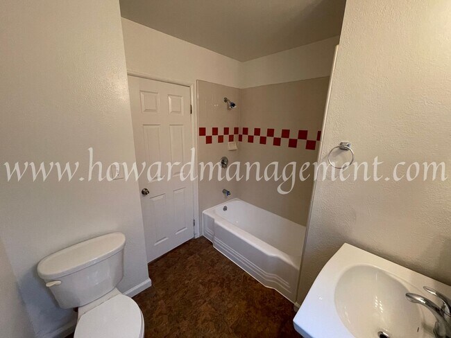 Building Photo - Beautiful Home On Corner Lot With Large Ba...