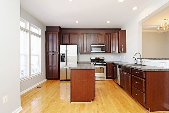 Building Photo - Spacious Pantops Townhome – Convenient, Pet-Friendly Living