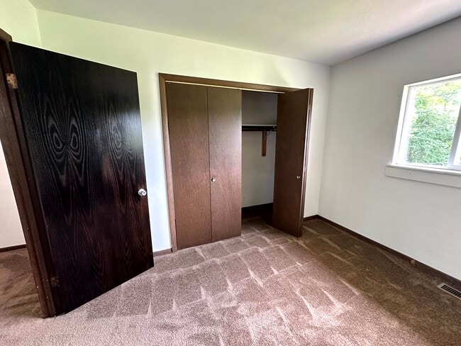 Building Photo - 111 Pin Oak Dr