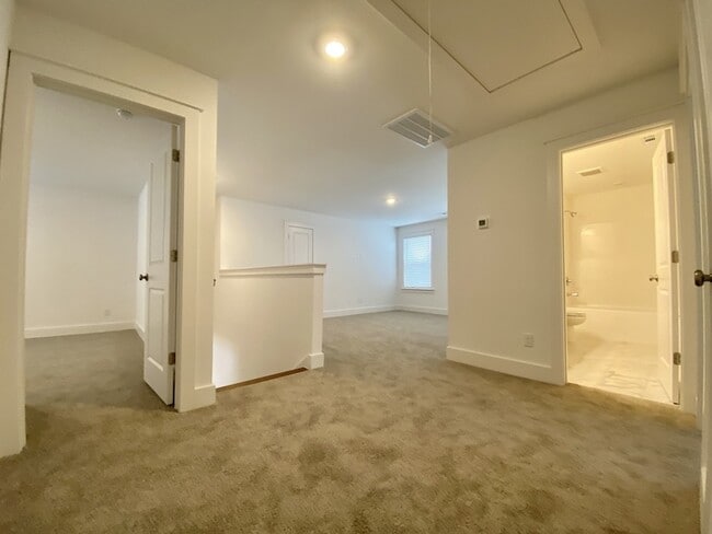 Building Photo - 647 Conifer Dr