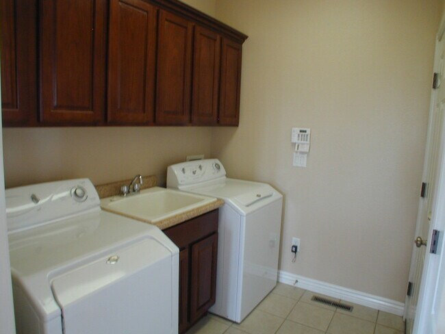 Building Photo - House For Lease