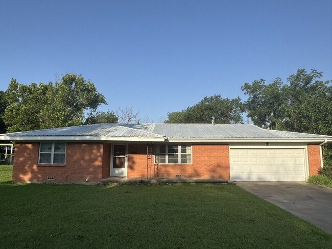 Primary Photo - 3 bedroom 2 bath over 2000 sq ft, one bloc...