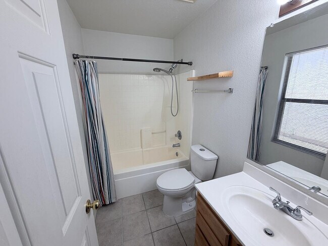 Building Photo - 1106 S Fresno Ct