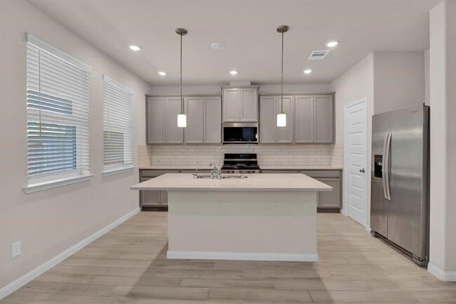 Building Photo - 16012 Oregon Oak Dr