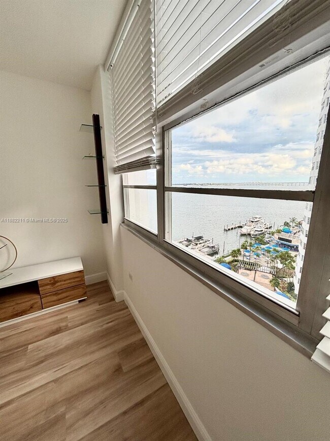 Building Photo - 801 Brickell Bay Dr