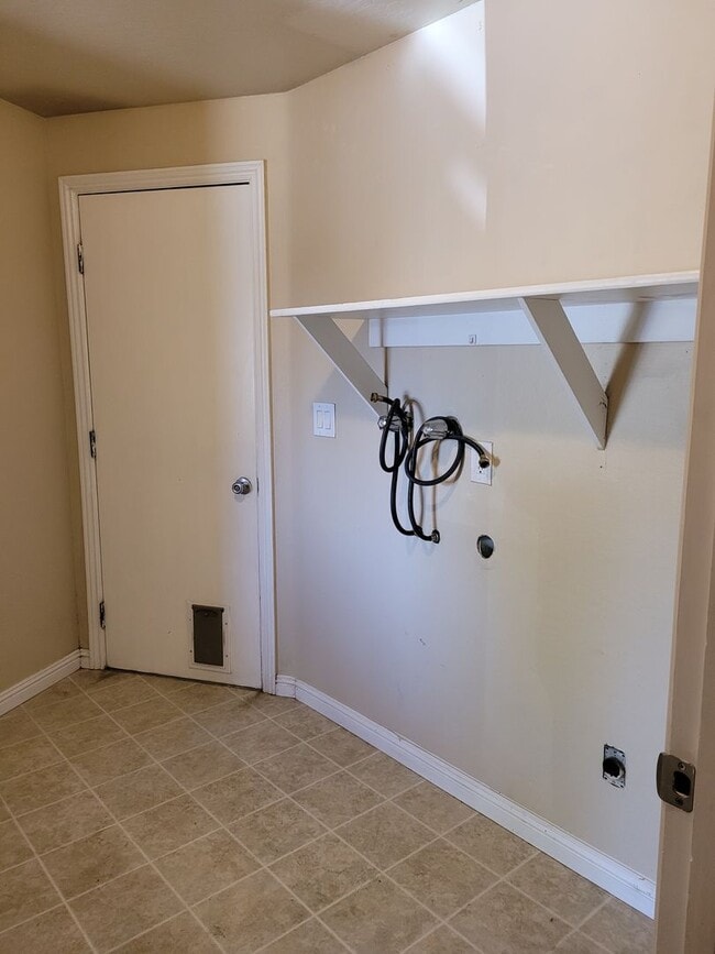 Building Photo - Pet Friendly Carson Home