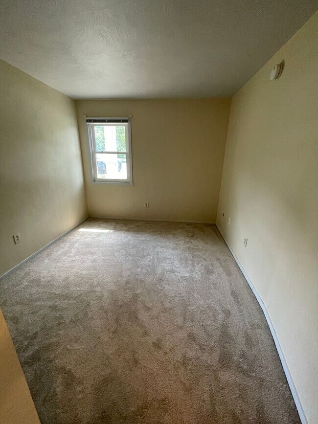 Building Photo - 704 Torrey Ln