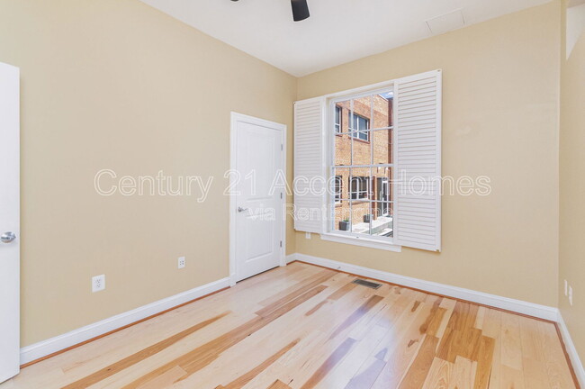 Building Photo - 1023 N Royal St