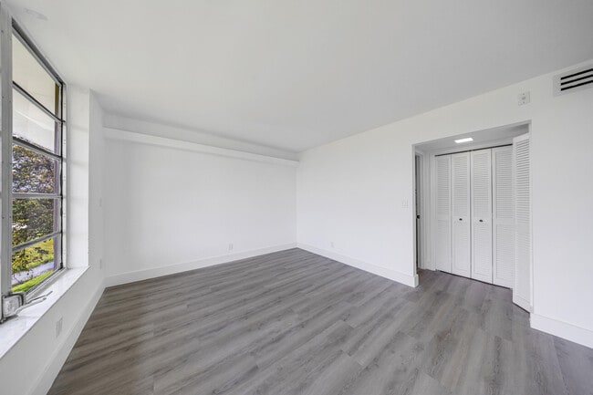 Building Photo - 3151 S Palm Aire Dr