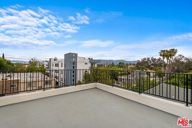 Building Photo - 10742 Hortense St