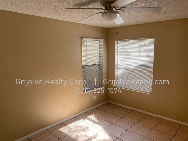 Building Photo - 3 Bedroom, 2 Bath Townhouse For Rent  (Los...