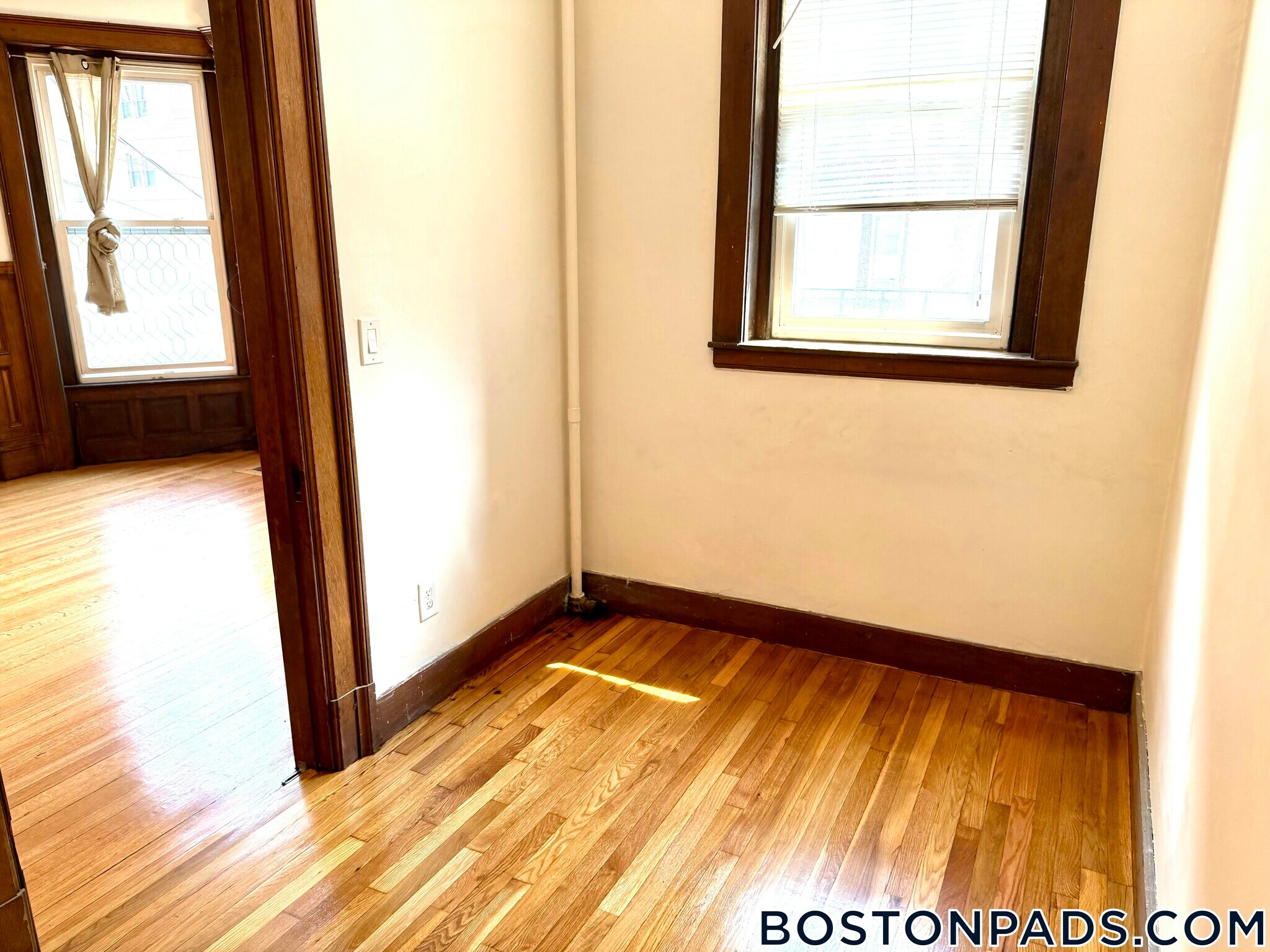Building Photo - 849 Beacon St