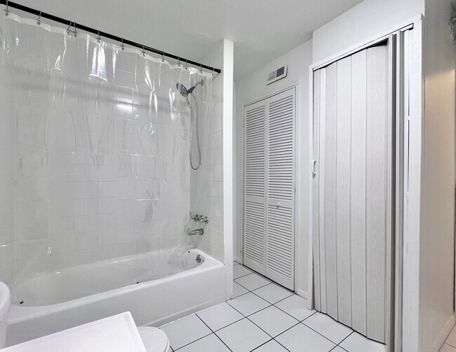 Building Photo - Spacious 1 BR w/ Private Entrance & Renova...