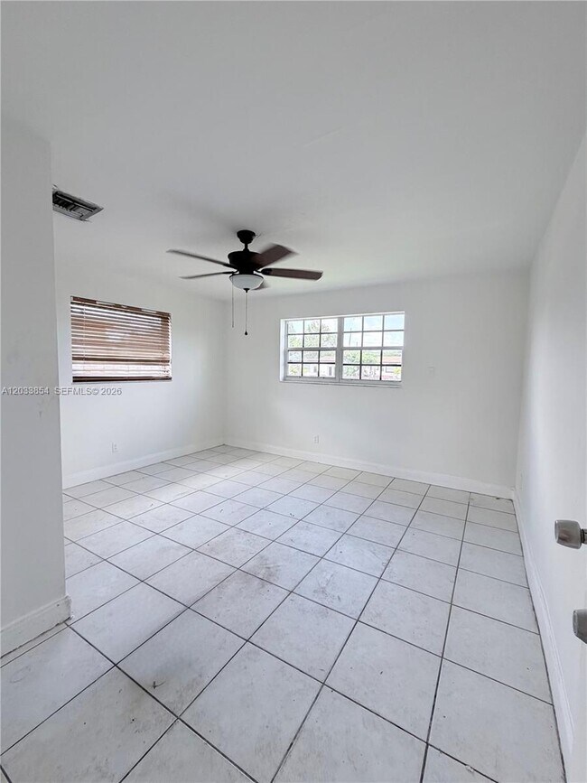 Building Photo - 4540 SW 43rd Ave