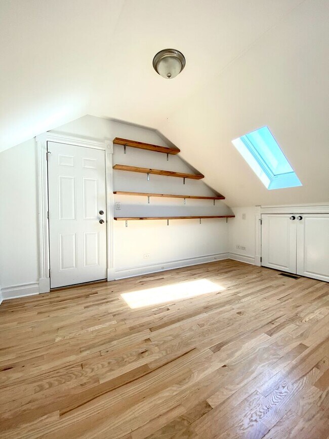 Building Photo - Pilsen 1248