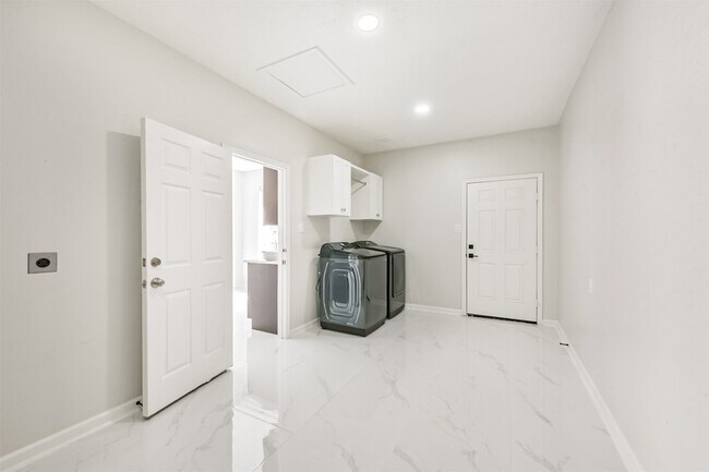 Building Photo - 2315 Bending Spring Dr