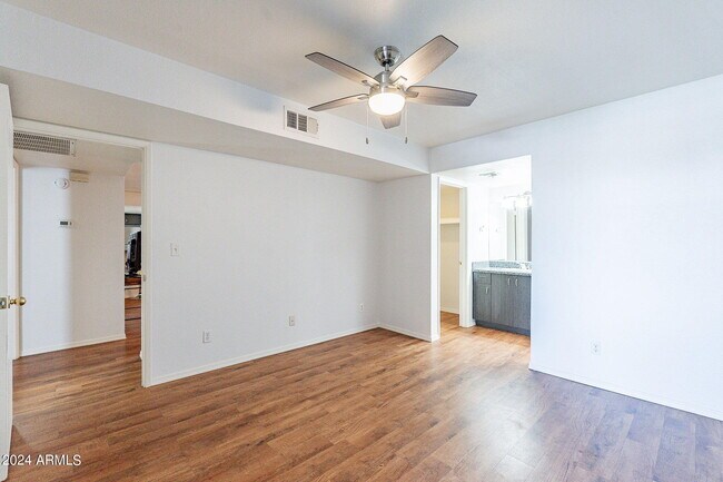 Building Photo - 850 S River Dr