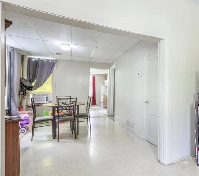 Building Photo - Charming 3 Bedroom with Open Living Area & Shared Porch!