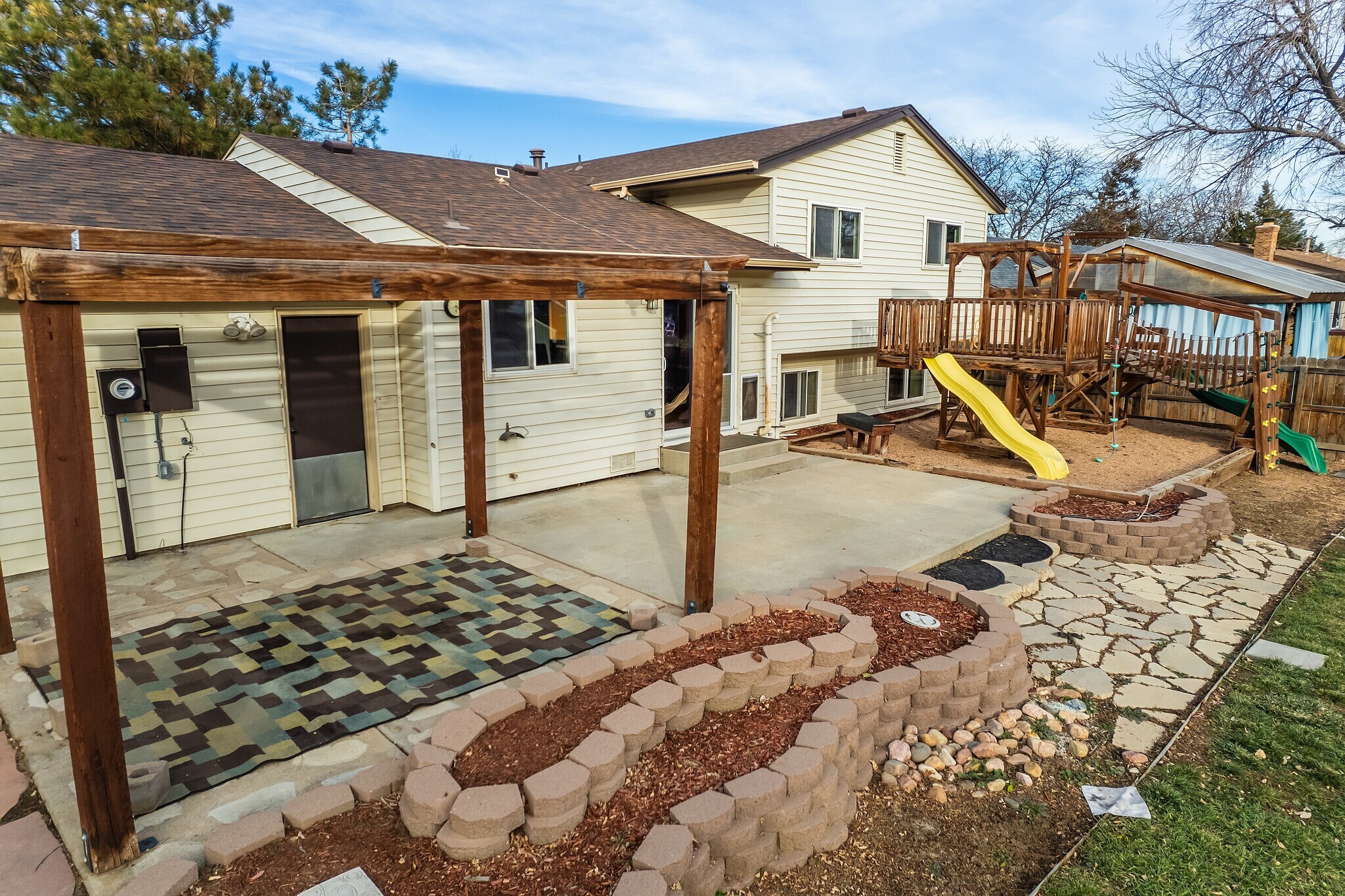 Building Photo - 110 Lucerne Dr