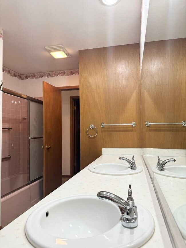 Building Photo - 4 Bedroom - 2 Bath Ranch Style Home with 2...