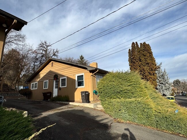 Building Photo - Near Franklin Park 2 br 1ba, stacked washer/dryer included.