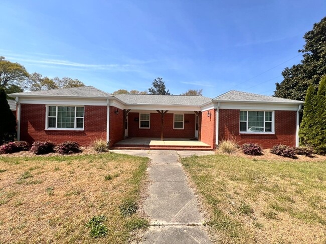 Building Photo - 807 N Ellis Ave