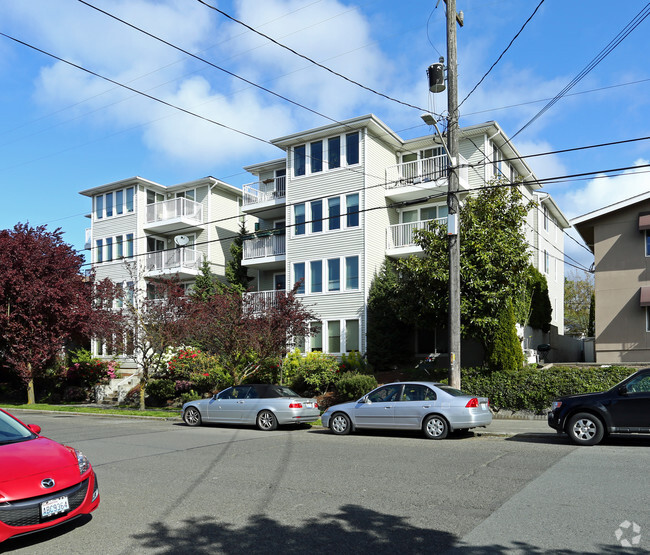 Primary Photo - Courtyard Apartments