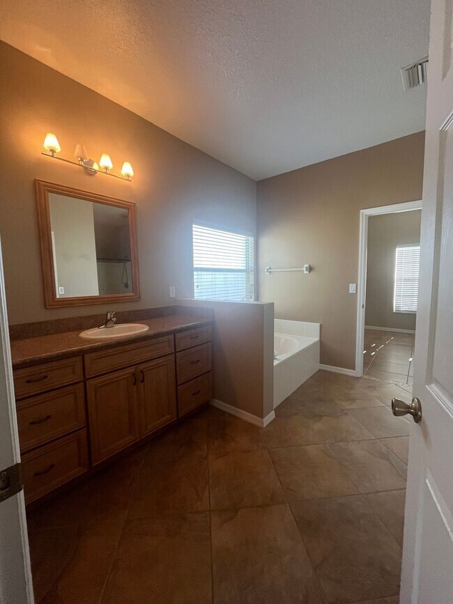 Building Photo - Updated Single family 3 / 2 with Screened ...
