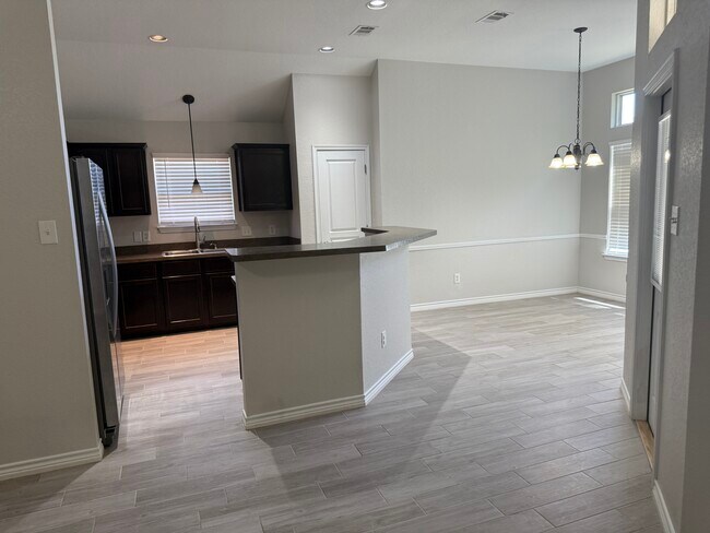 Building Photo - 1123 Neuberry Cliffe